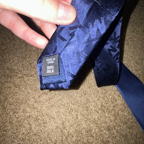 Michael Kors Navy Blue Tie 100% silk - Picture 10 of 10
